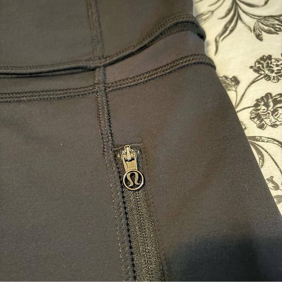 Like NEW!!! Lululemon crop leggings - Picture 7 of 9